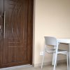 Porta di legno con tavolo e sedia bianchi.