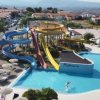 Vista aerea di una piscina con scivoli colorati e molte sdraio.