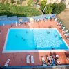 Piscina affollata vista dall'alto.