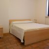 Camera con letto matrimoniale e comodino.