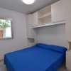 Camera con letto matrimoniale e copriletto blu.
