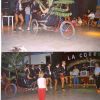 Esibizione su un palco con un gruppo di persone in costume e un carro decorato.