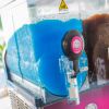 Distributore di granita blu e marrone.