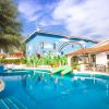 Piscina con murale colorato su edificio.