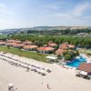 Veduta aerea di un villaggio turistico sulla spiaggia.