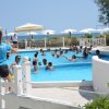 Istruttrice osserva una piscina affollata.