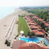 Veduta aerea di una spiaggia e resort.