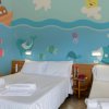 Camera con murales marino e tre letti.