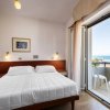 Camera con letto matrimoniale e balcone vista mare.