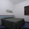 Camera con letto matrimoniale e finestra.