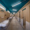 Corridoio di bagni pubblici con lavandini e specchi.