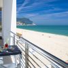 Balcone con vista su spiaggia e mare.