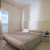 Camera da letto luminosa con vista mare.