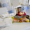 Tavolo elegante con piatto di pesce e vino.