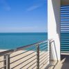 Terrazza con vista su spiaggia e mare.