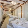 Sala da pranzo elegante con tavoli apparecchiati.
