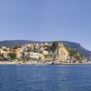Vista mare di un borgo collinare con porto turistico.