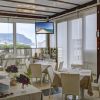 Sala da pranzo luminosa con tavoli apparecchiati.