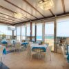Ristorante elegante vista mare, tavoli con tovaglie blu.