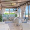 Ristorante elegante con vista mare.