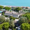 Veduta aerea di un resort con piscina e spiaggia.