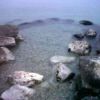 Scogli bagnati dall'acqua limpida del mare.