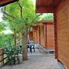 Un portico di cabine di legno con mobili da esterno.