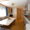 Cucina moderna con tavolo e finestra.