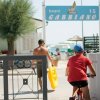 Ingresso alla spiaggia con cartello 